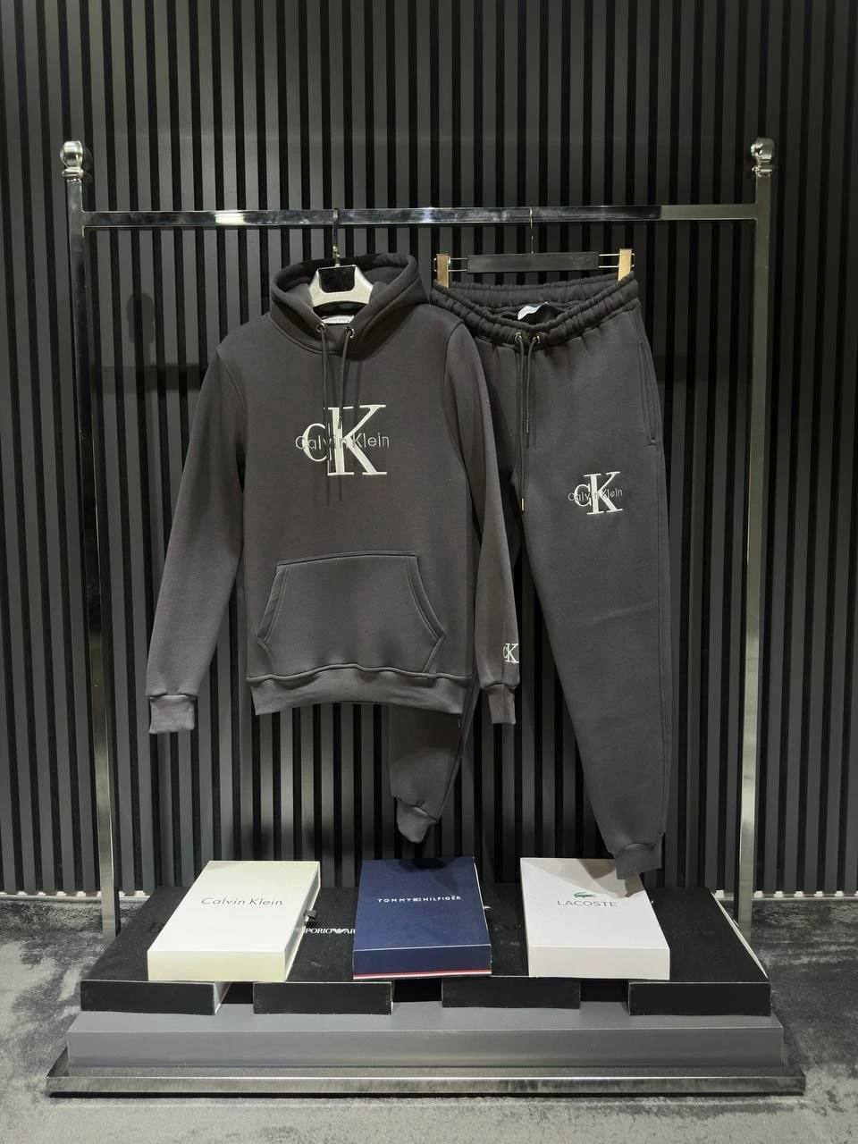 Мъжки тъмносив спортен екип Calvin Klein с лого на ръкава